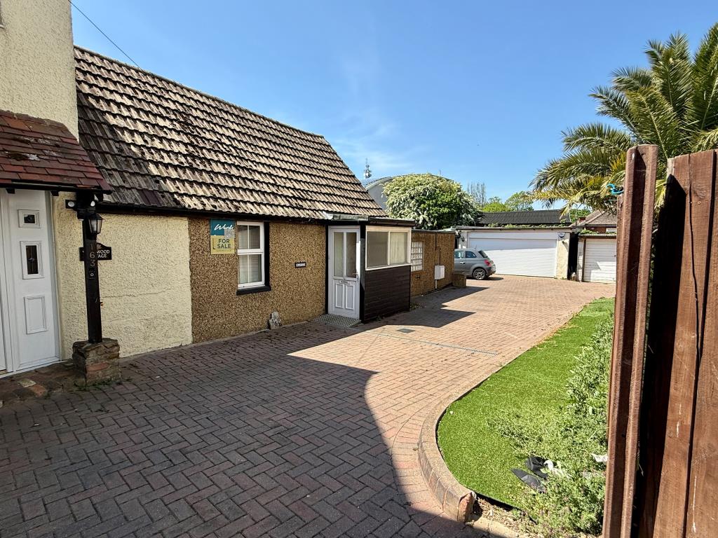 Lot: 54 - SITE WITH PLANNING FOR THREE DETACHED HOUSES - Access to site